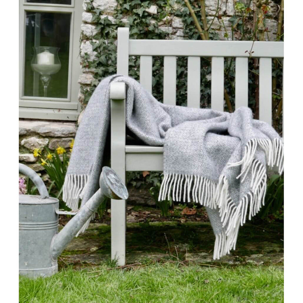 Plaid en pure laine vierge – Gris et écru, motif géométrique