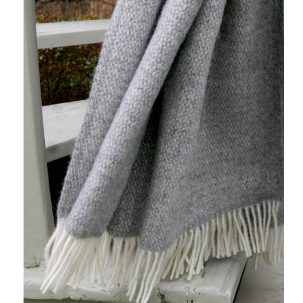 Plaid en pure laine vierge – Gris et écru, motif géométrique