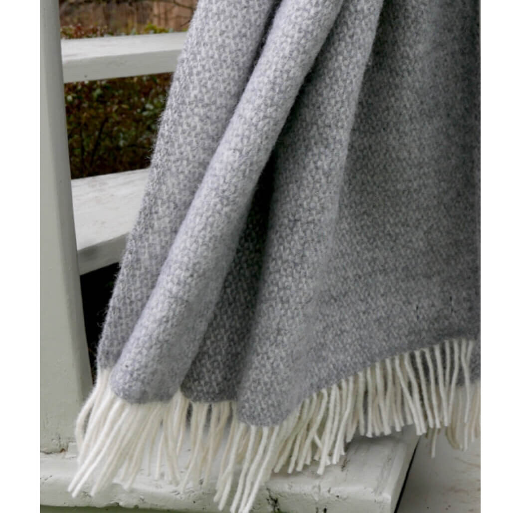 Plaid en pure laine vierge – Gris et écru, motif géométrique
