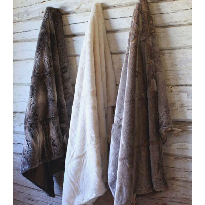Plaid Gris en Fausse Fourrure – Enveloppe Chaleureuse