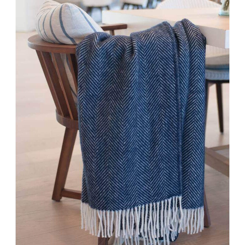 Plaid laine pure – motifs chevrons marine et blanc cassé