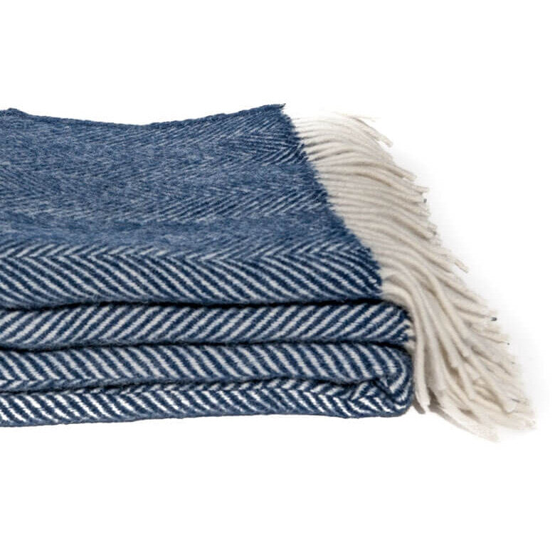 Plaid laine pure – motifs chevrons marine et blanc cassé