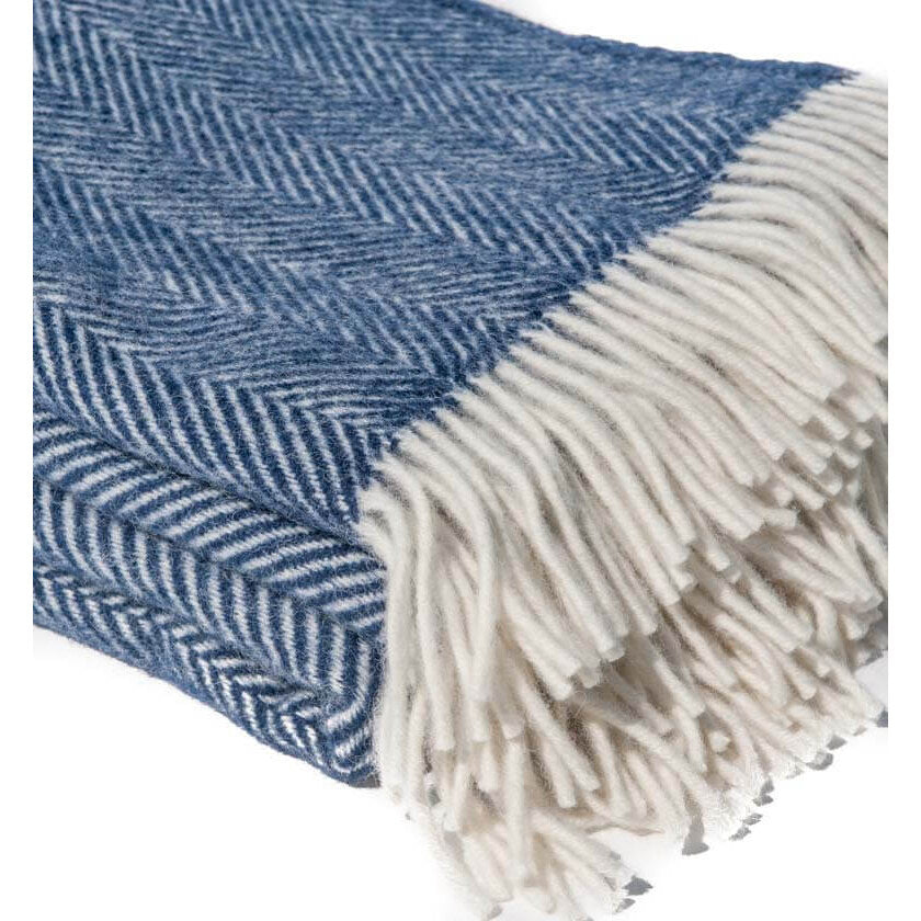 Plaid laine pure – motifs chevrons marine et blanc cassé
