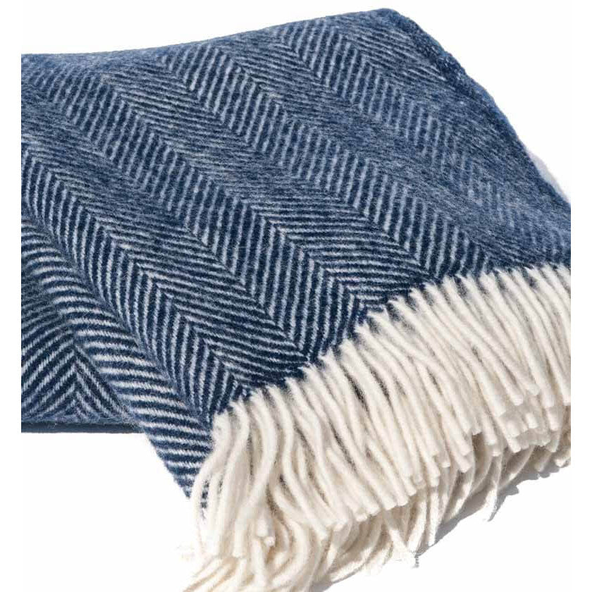 Plaid laine pure – motifs chevrons marine et blanc cassé