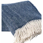Plaid laine pure – motifs chevrons marine et blanc cassé