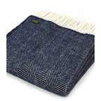 Plaid laine pure – motifs chevrons marine et blanc cassé