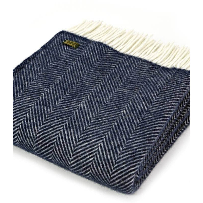 Plaid laine pure – motifs chevrons marine et blanc cassé