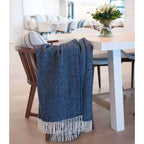 Plaid laine pure – motifs chevrons marine et blanc cassé
