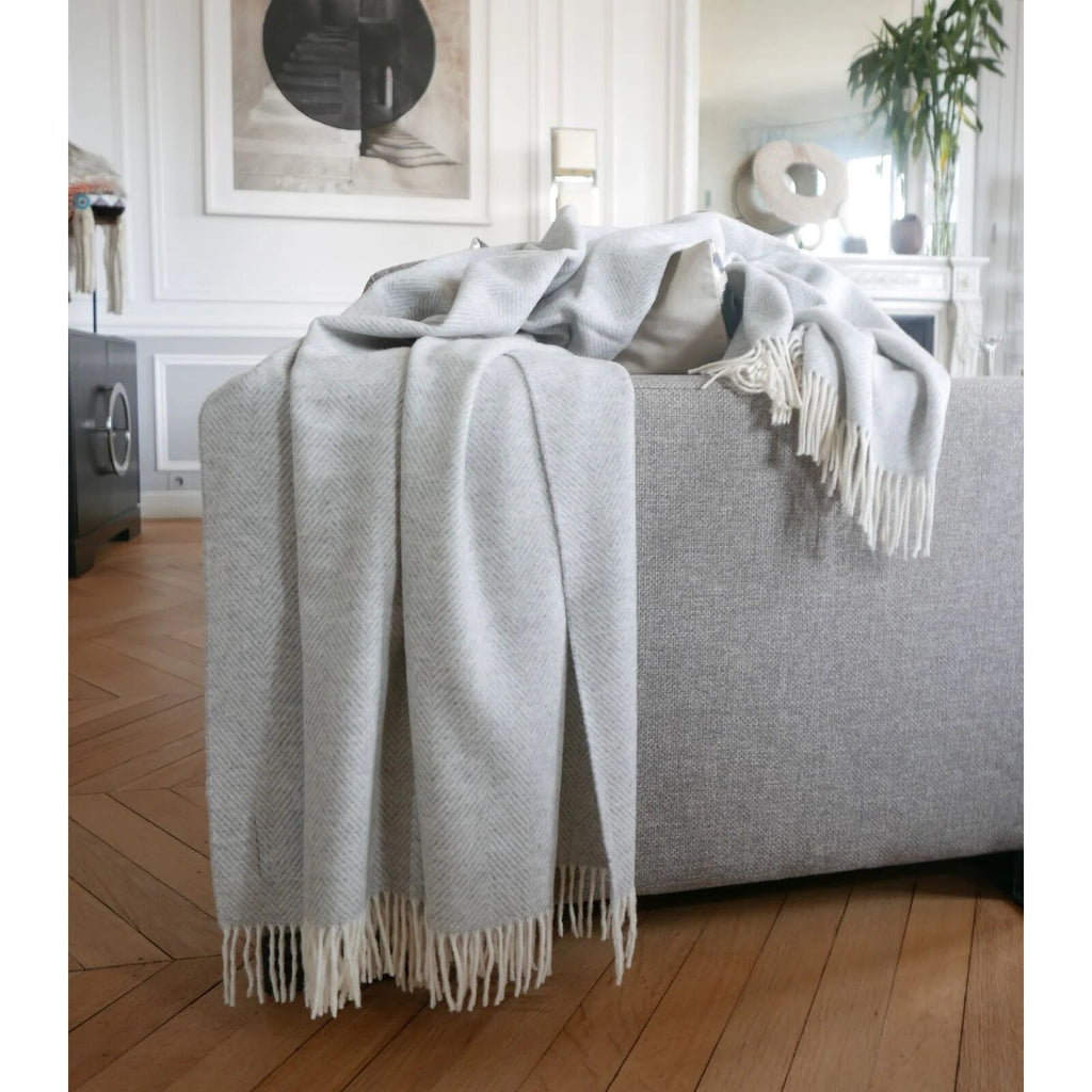 Plaid Mérinos Chevrons Gris – Laine Souple et Moelleuse