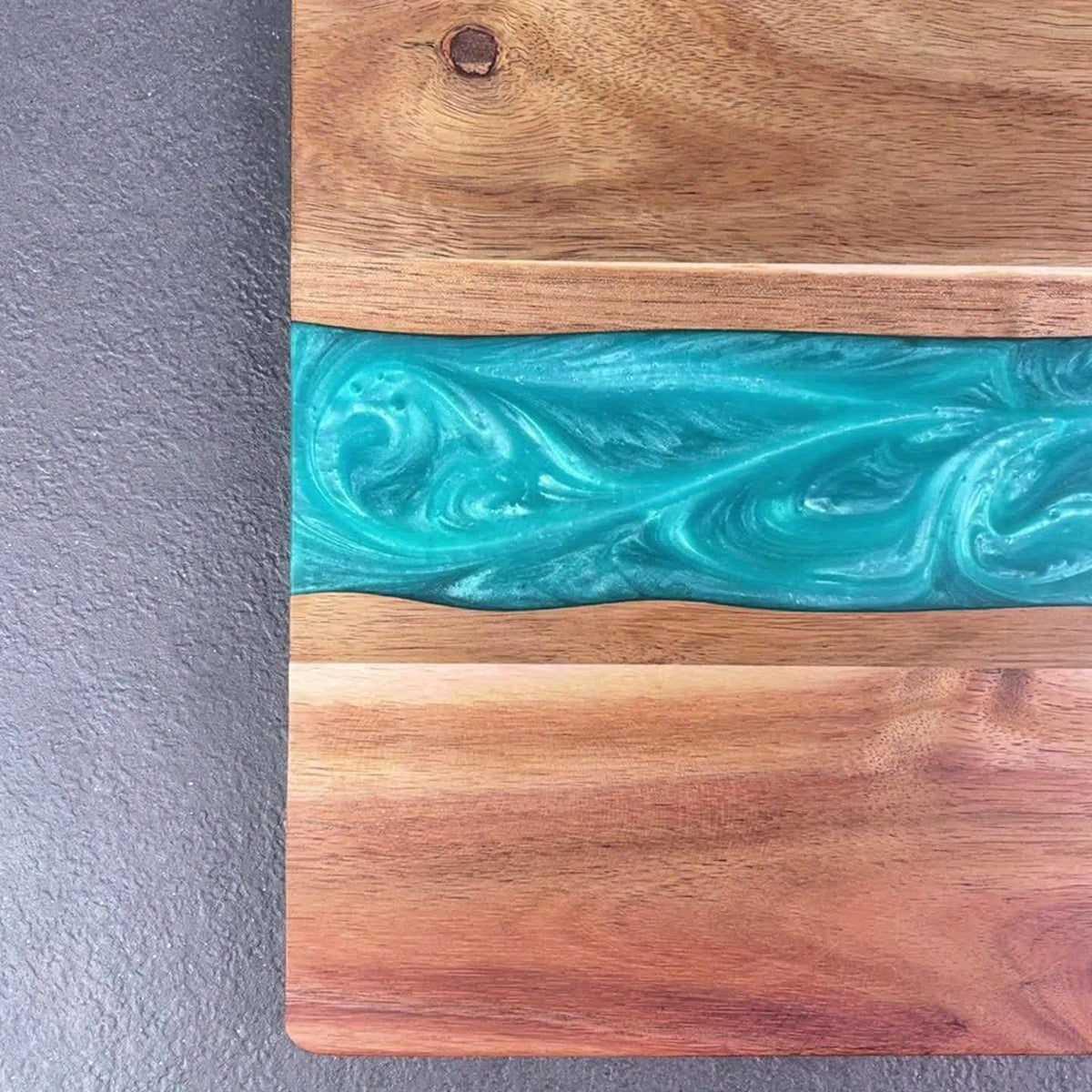 Planche à découper et plateau apéro – acacia avec résine