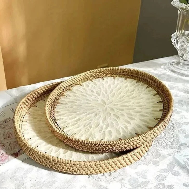 Plateau feuille lotus – rattan tressé à la main, incrustation nacre
