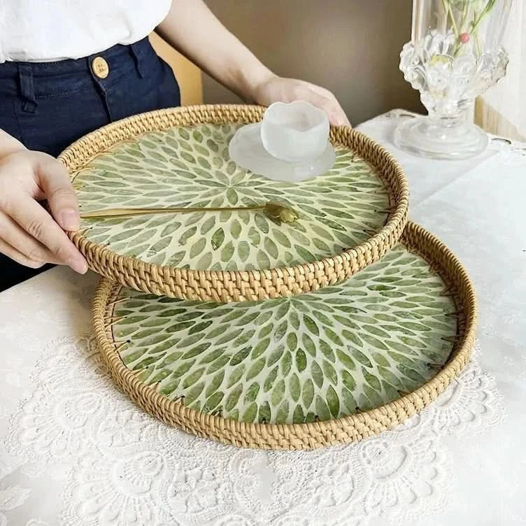Plateau feuille lotus – rattan tressé à la main, incrustation nacre