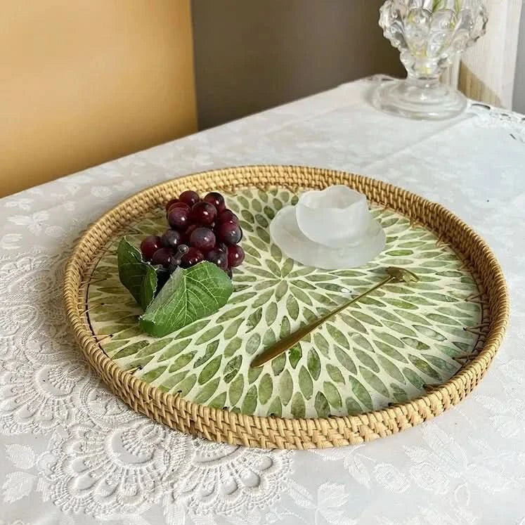 Plateau feuille lotus – rattan tressé à la main, incrustation nacre
