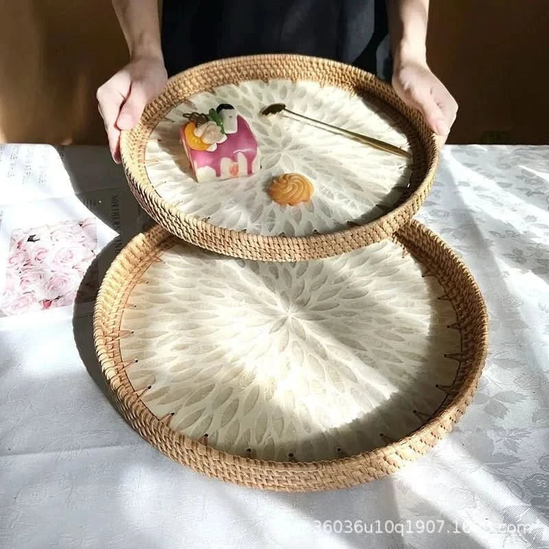 Plateau feuille lotus – rattan tressé à la main, incrustation nacre