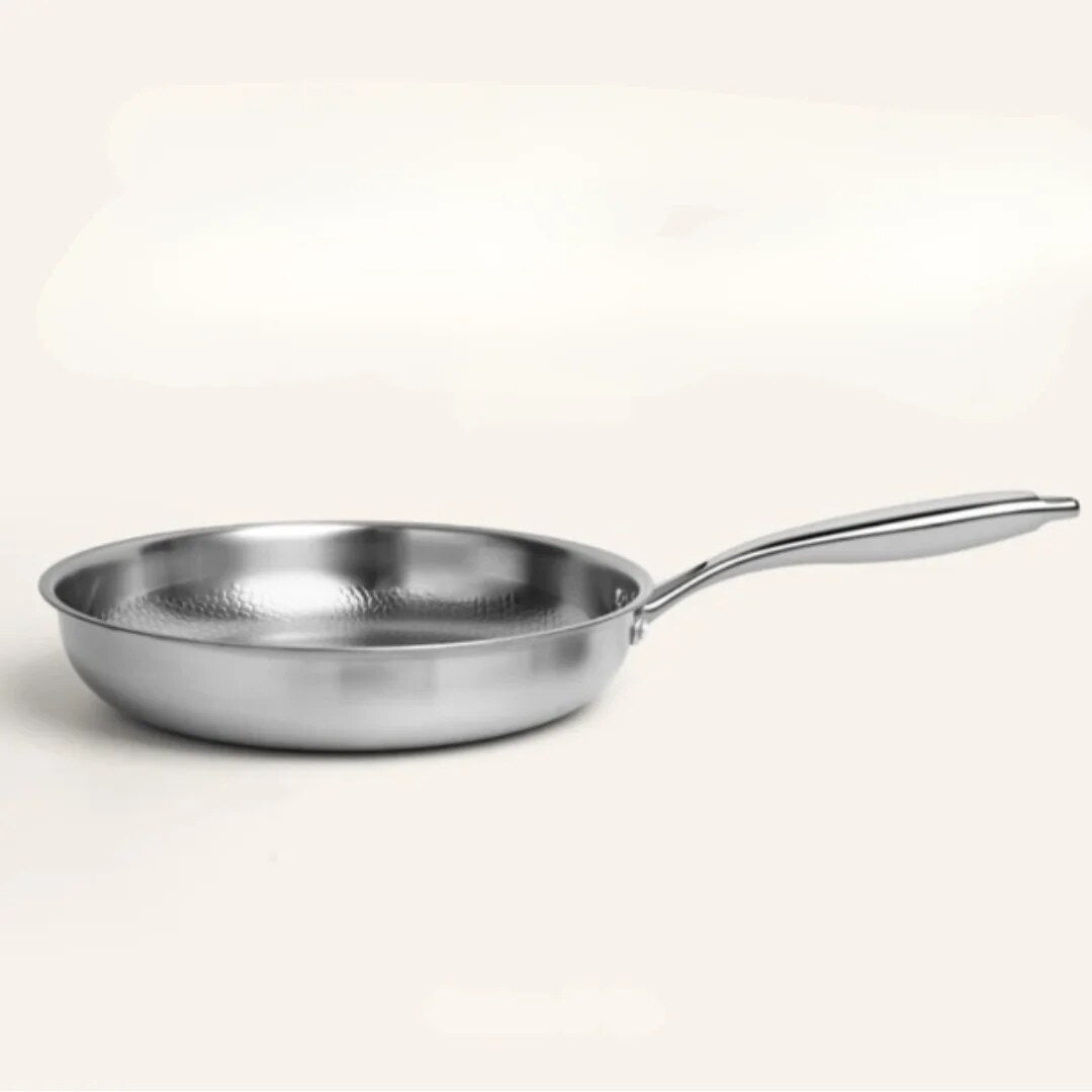 Poêle sauteuse inoxydable – intérieur martelé, poignée rivetée