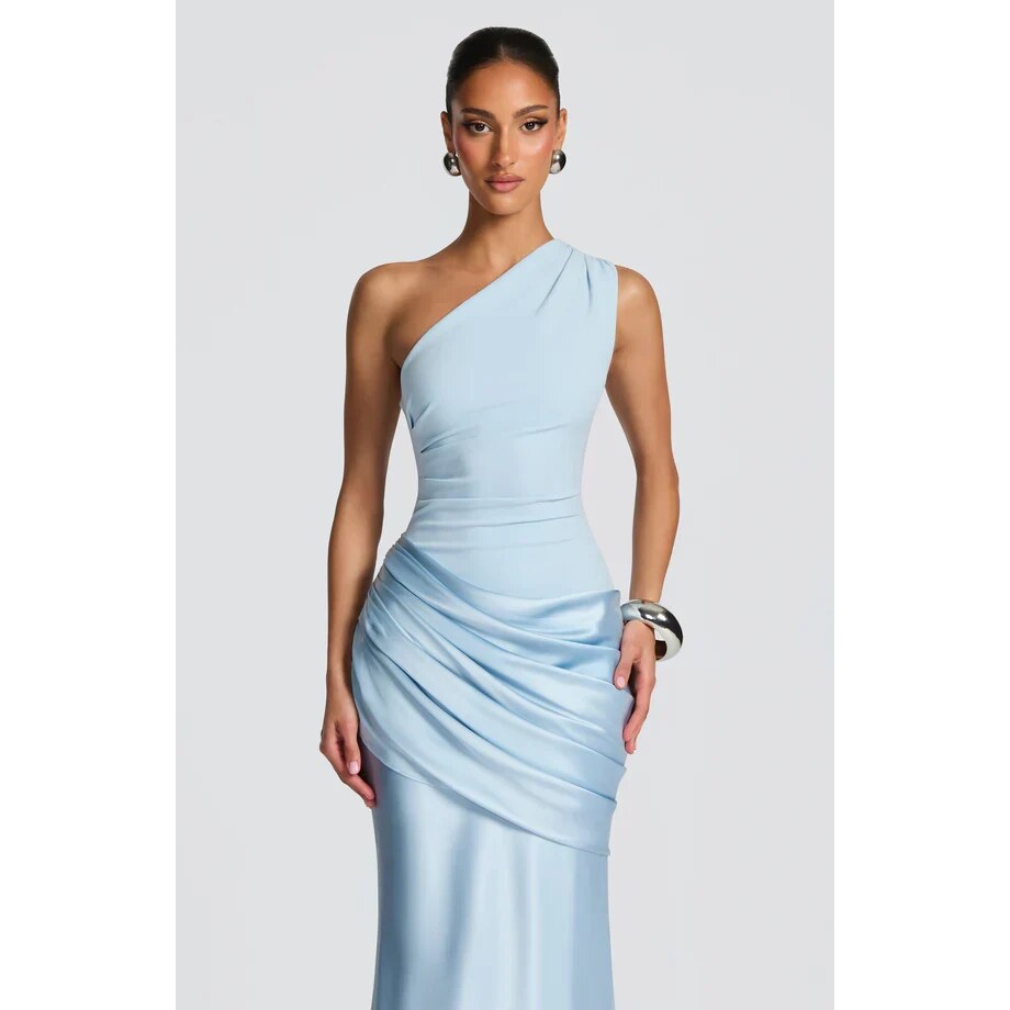 Robe longue de soirée asymétrique – épaule unique et drapée