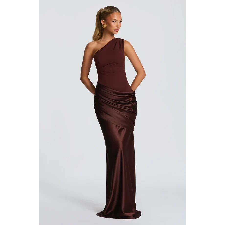 Robe longue de soirée asymétrique – épaule unique et drapée