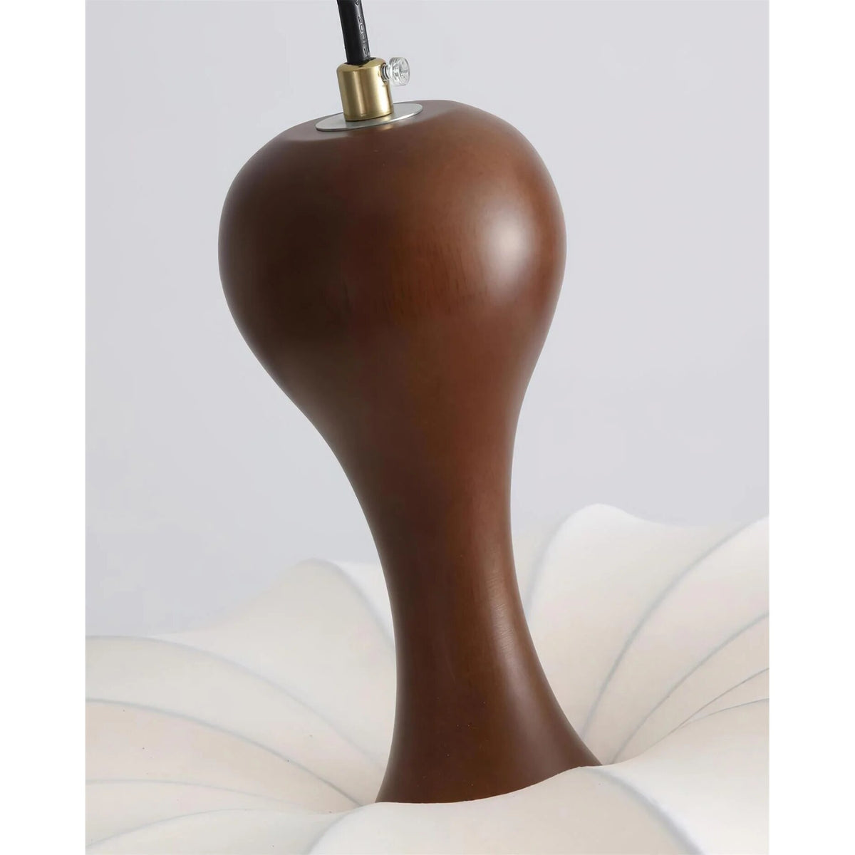 Suspension sculptée en bois et tissu – design minimaliste