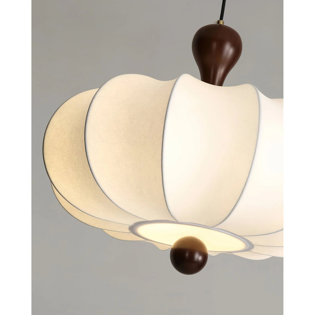 Suspension sculptée en bois et tissu – design minimaliste