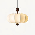 Suspension sculptée en bois et tissu – design minimaliste